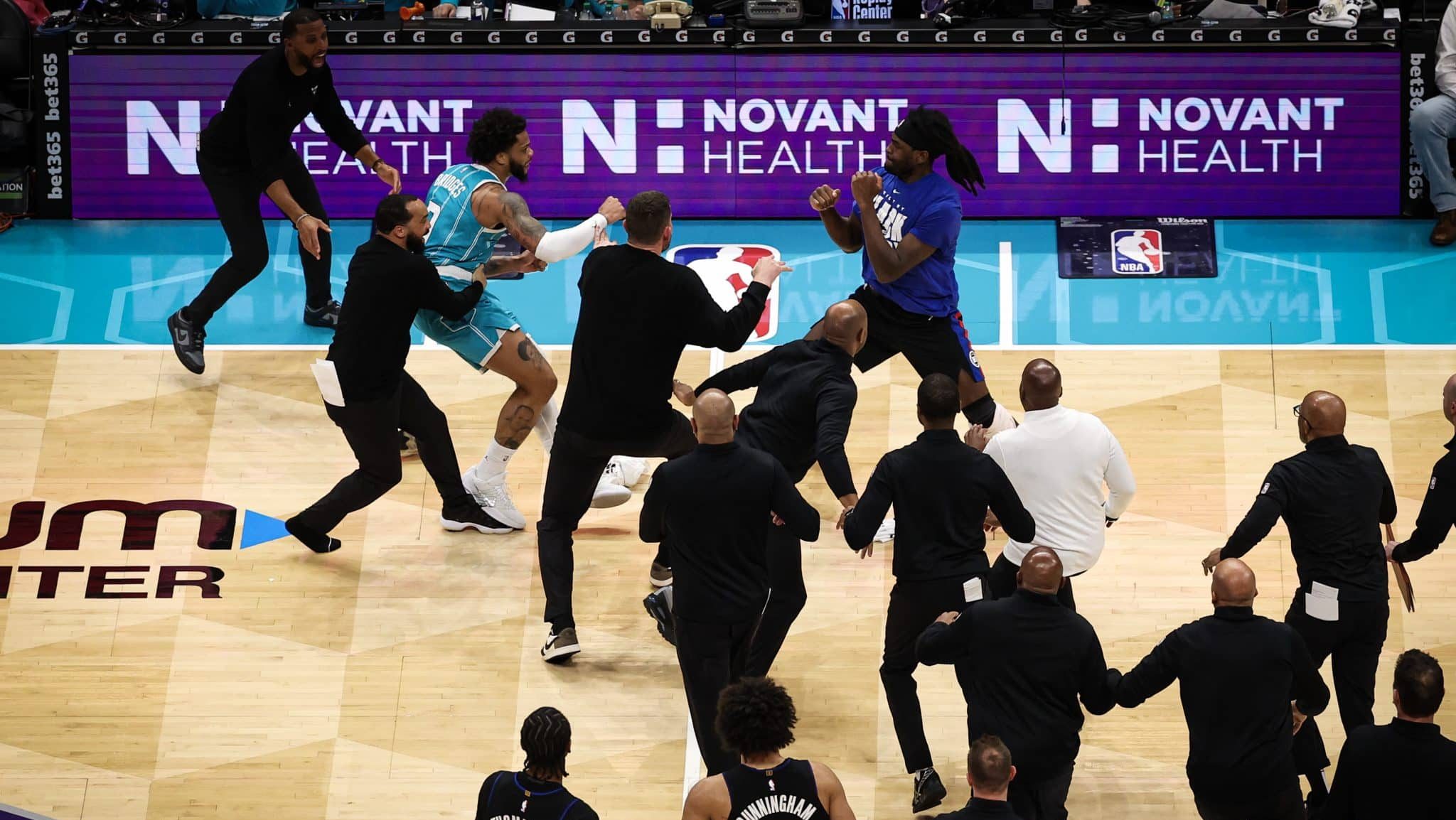 Briga entre Hornets x Pistons, pela NBA