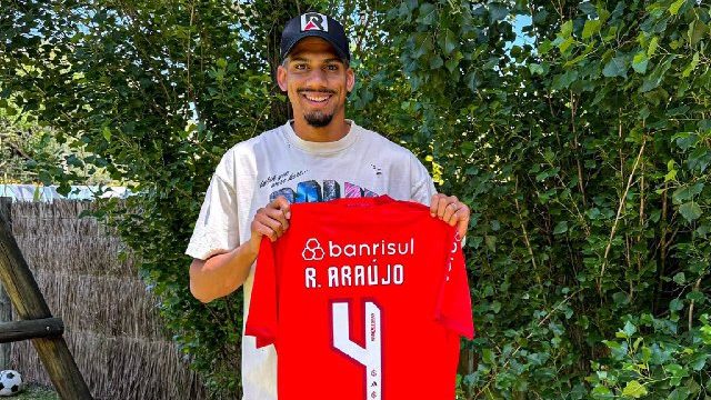 Ronald Araújo com a camisa do Internacional
